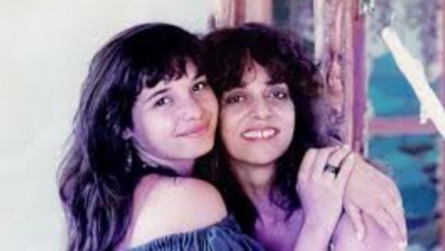 Glória Perez abraçada com sua filha Daniella