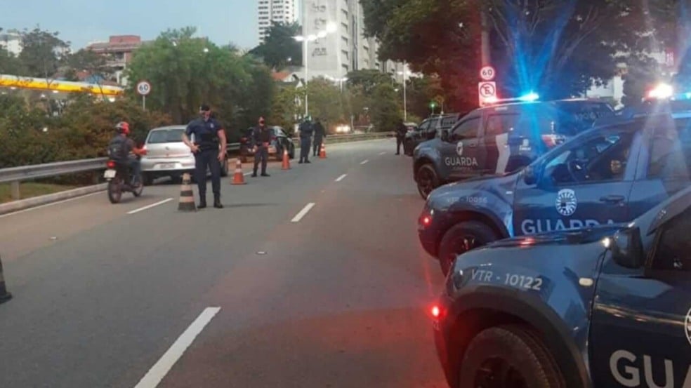 Equipes atuam na fiscalização integrada evitando aglomerações por Jundiaí Equipes atuam na fiscalização integrada evitando aglomerações por Jundiaí