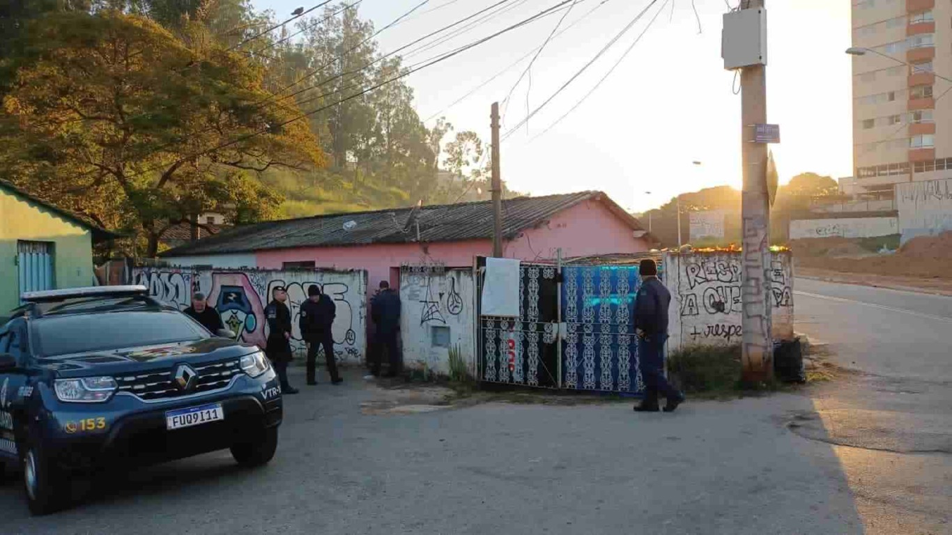 Na região da Ponte São João, três pessoas foram presas na tarde desta sexta-feira, após confirmação de prática de furto