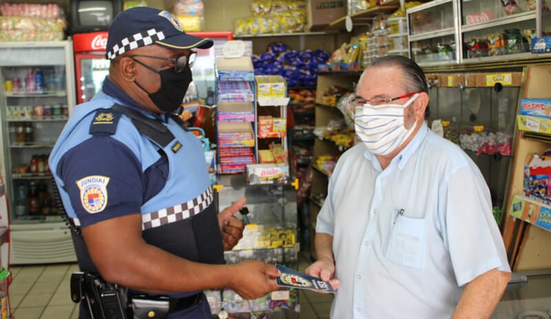 Guarda municipal oferece adesivo a lojista