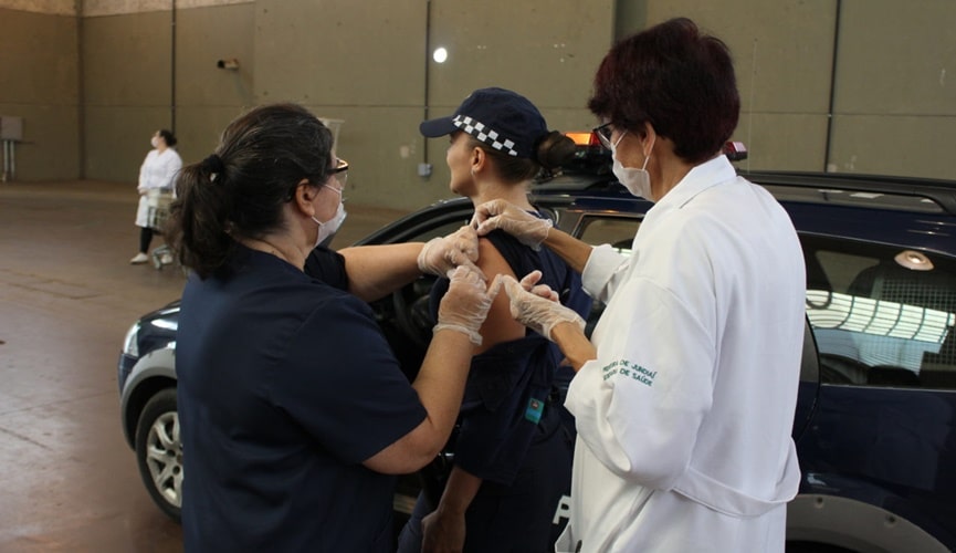 Guarda Municipal é vacinada contra a gripe no Parque da Uva