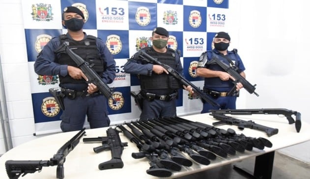 Guardas municipais com armamentos