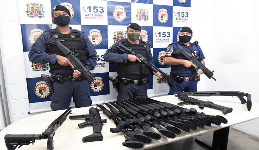 Guardas municipais com armamentos