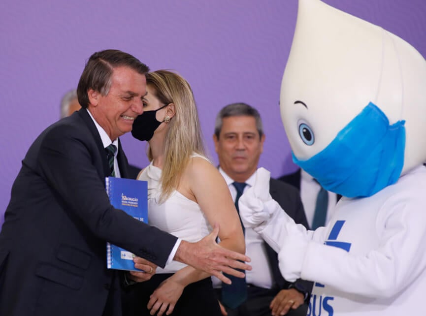 Bolsonaro com Zé Gotinha. (Foto: Divulgação)