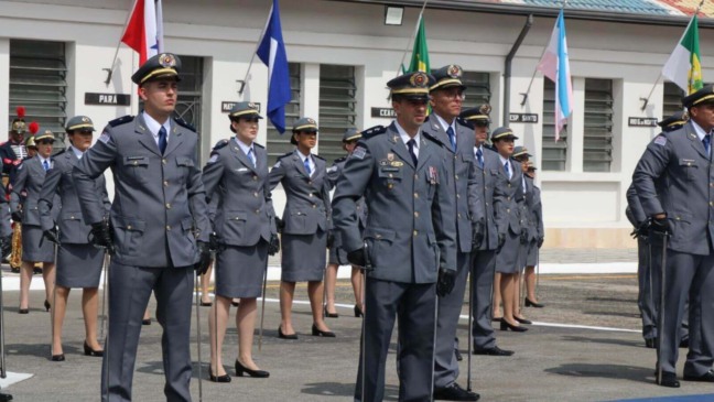 Alunos-oficiais da Polícia Militar em pé em fila