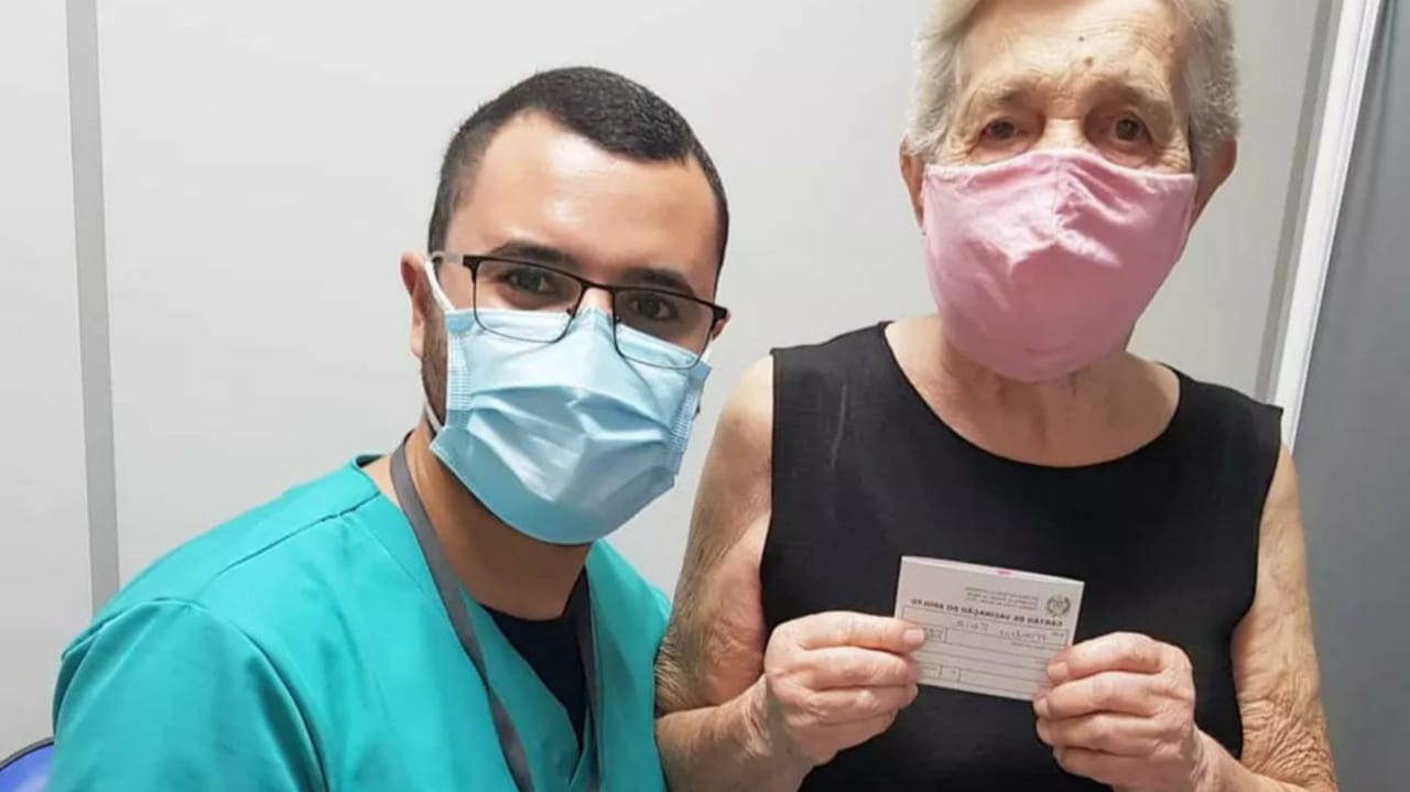 Idosa é vacinada contra Covid19 pelo neto