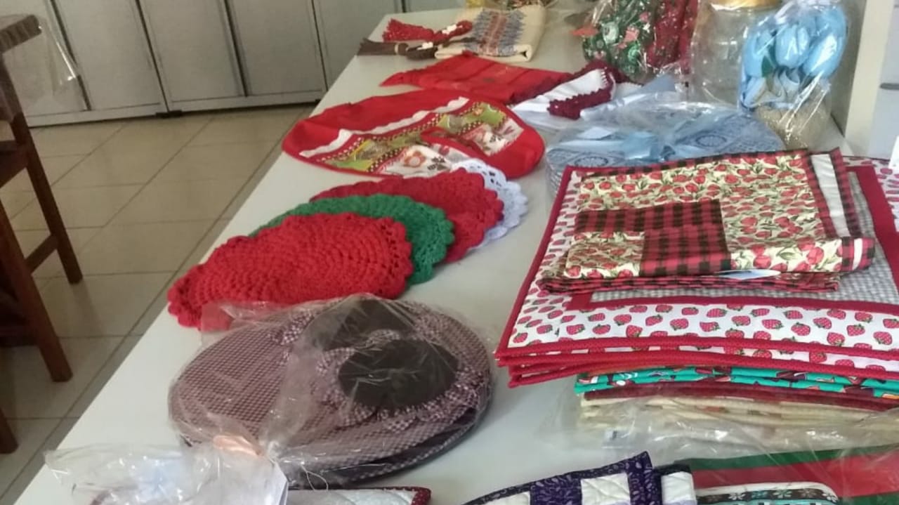 Peças de artesanato produzidas por voluntários do Grendacc Jundiaí para Bazar de Natal