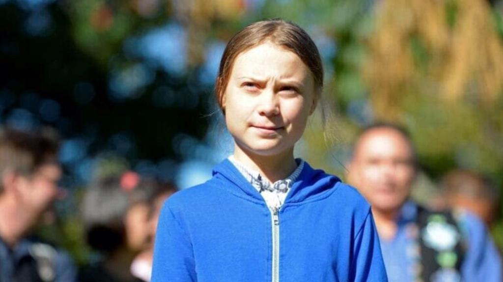 Ativista Greta Thunberg em evento a céu aberto, antes da pandemia