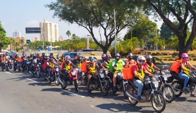 Foto de motoboys em filas