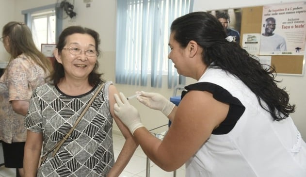 Foto de senhora recebendo dose da vacina da gripe em Jundiaí