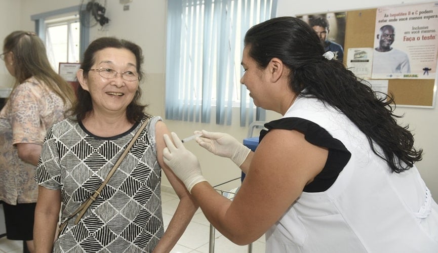 Foto de senhora recebendo dose da vacina da gripe em Jundiaí