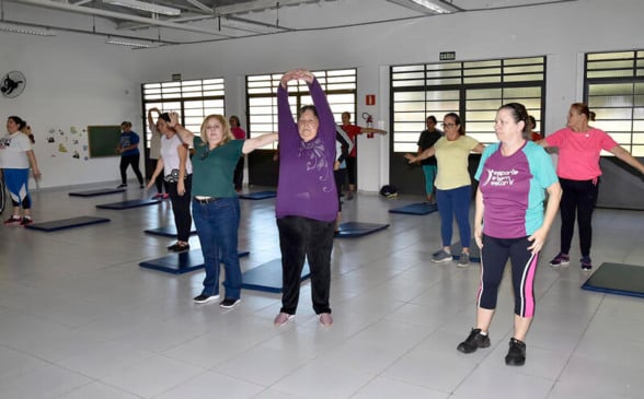 Pacientes fazem alongamento com colchonetes