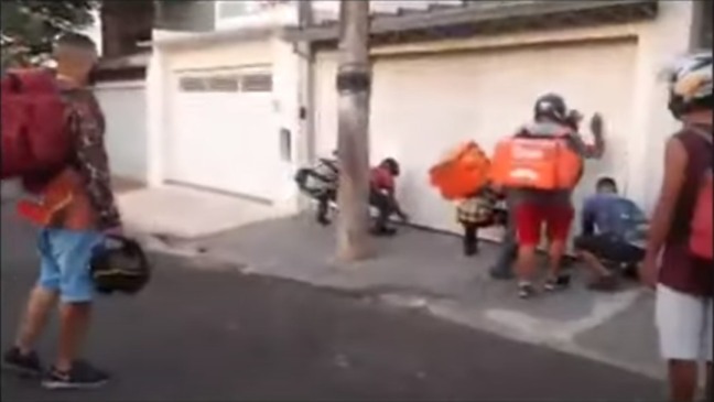 Reprodução de vídeo em que motoboys destroem portão e carro de cliente após suposto golpe