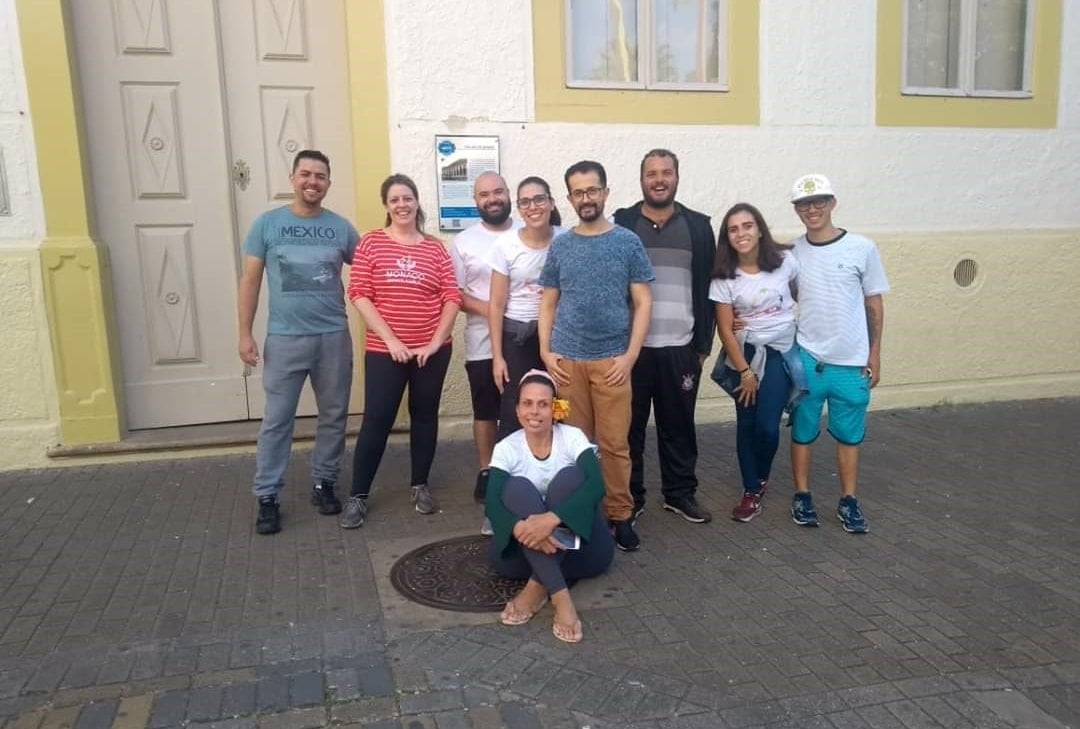 grupo em calçada