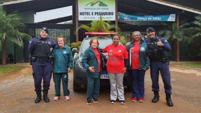 Guardas de Campo Limpo Paulista posam com participantes dos Jogos da Melhor Idade em frente ao Hotel e Pesqueiro Morada do Verde.