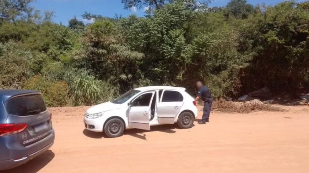 Carro em estrada de terra.