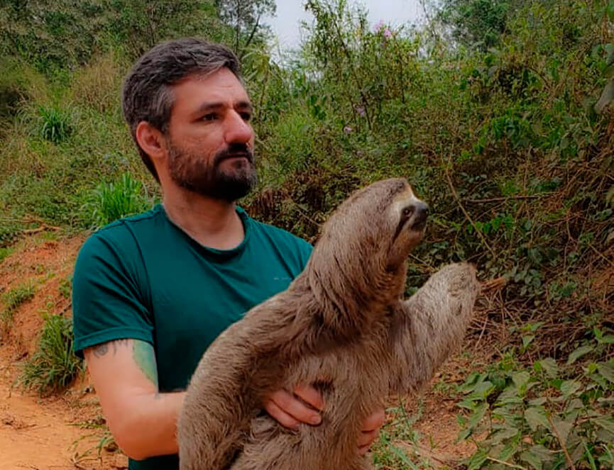 Guilherme Penteado salva bicho-preguiça. (Foto: Divulgação)