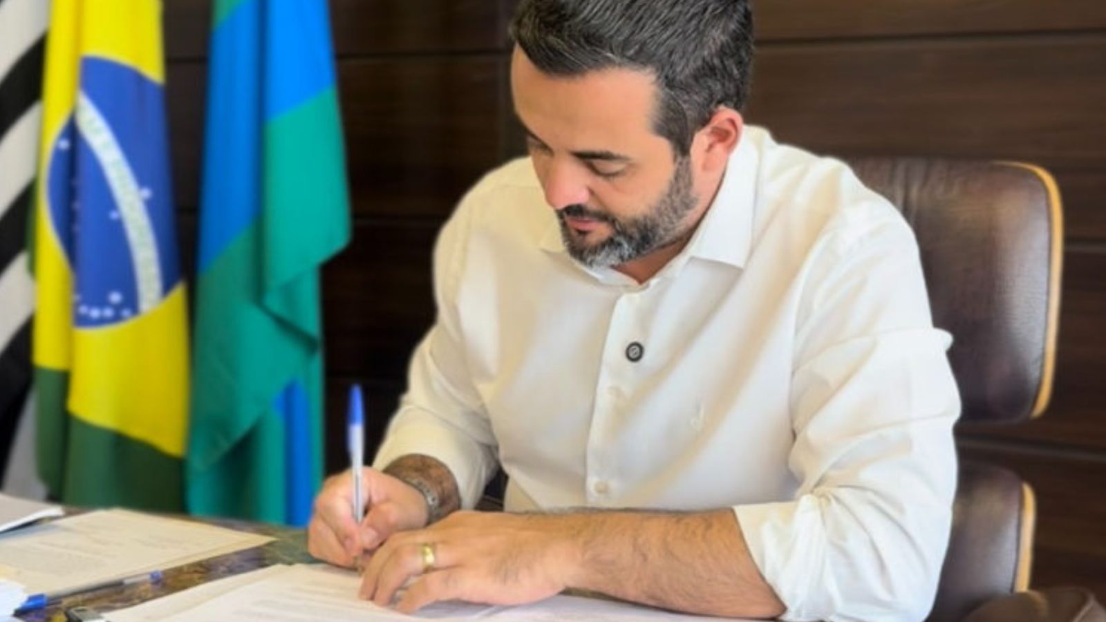 Prefeito de Jundiaí Gustavo Martinelli assinando documento no Paço Municipal.