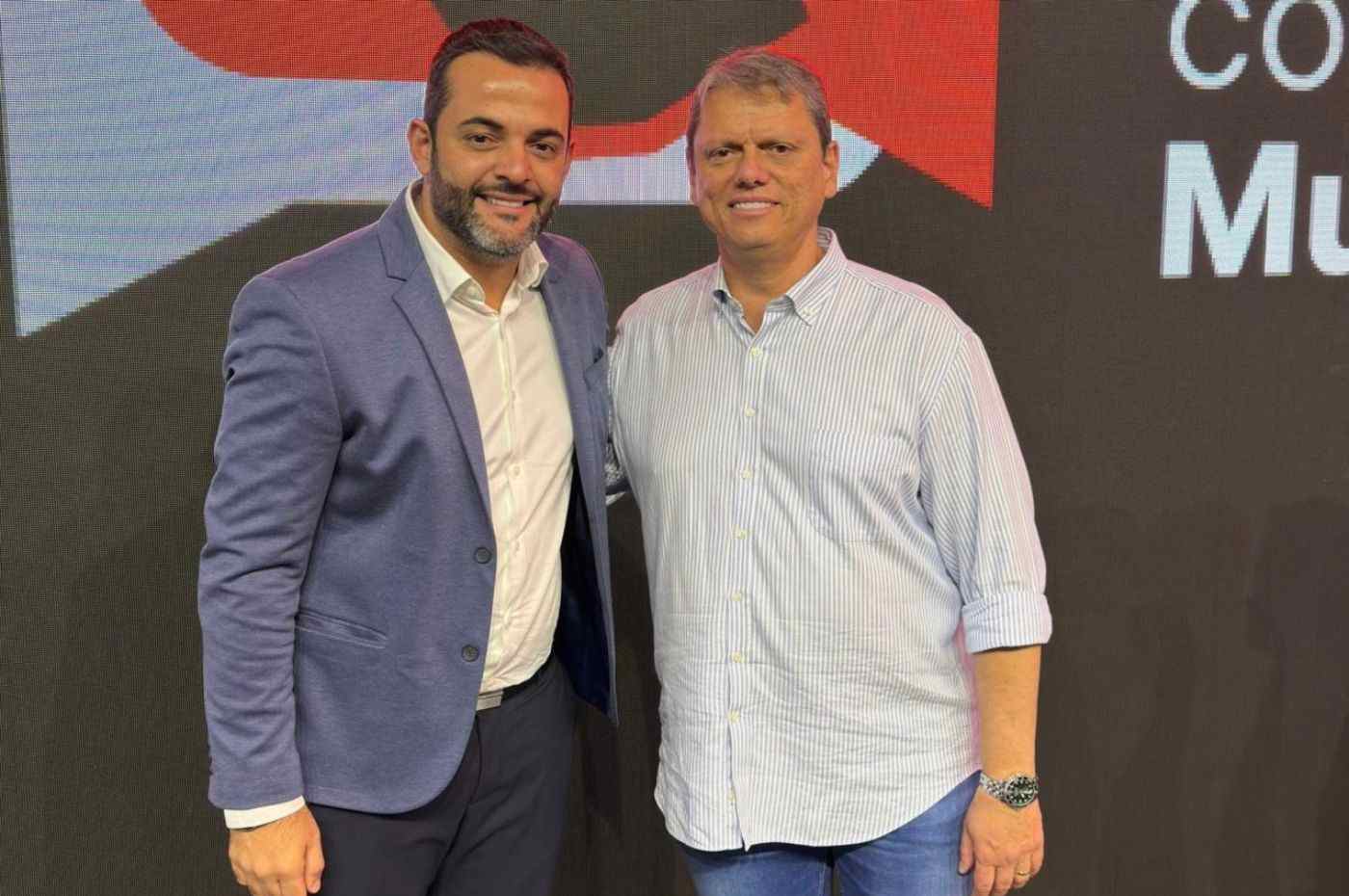 Prefeito de Jundiaí, Gustavo Martinelli, ao lado do governador de São Paulo, Tarcísio de Freitas, durante evento oficial.