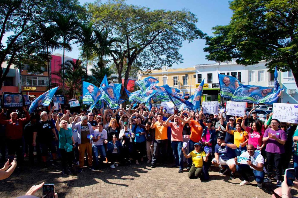 Gustavo Martinelli inicia campanha eleitoral no Centro de Jundiaí, cercado por apoiadores segurando bandeiras e cartazes. Gustavo Martinelli inicia campanha eleitoral no Centro de Jundiaí, cercado por apoiadores segurando bandeiras e cartazes.
