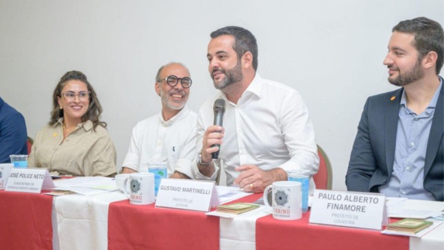 Gustavo Martinelli em reunião com autoridades da região.