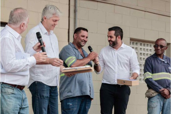 Prefeito Gustavo Martinelli e equipe em reunião com servidores da DAE Jundiaí, promovendo diálogo e valorização dos trabalhadores