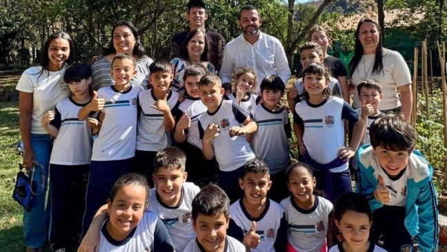 Prefeito Gustavo Martinelli com alunos da rede municipal de Jundiaí