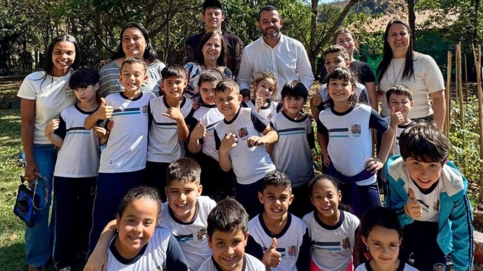 Prefeito Gustavo Martinelli com alunos da rede municipal de Jundiaí