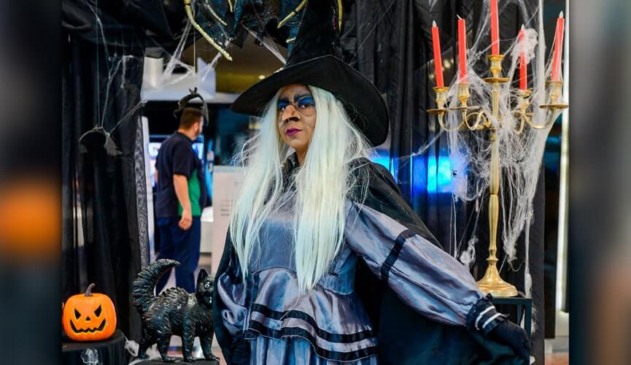 Mulher fantasiada de bruxa