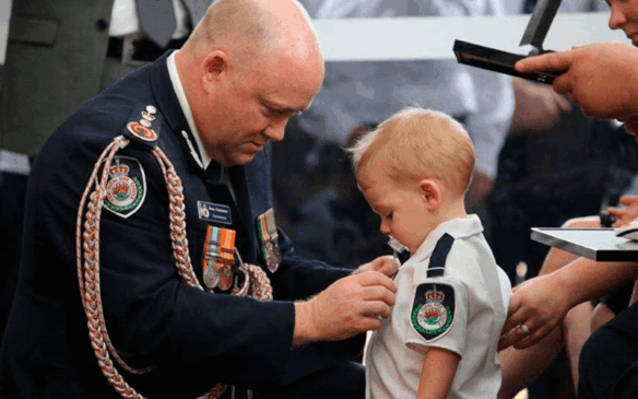 Harvey recebendo medalha de comissário australiano