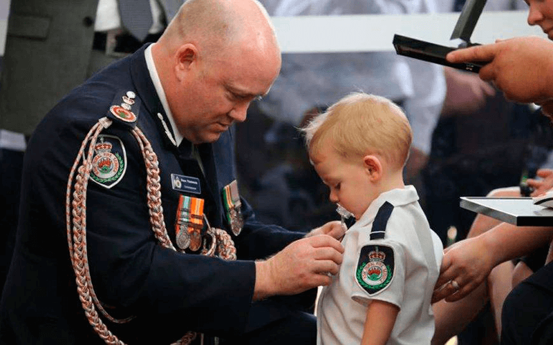 Harvey recebendo medalha de comissário australiano