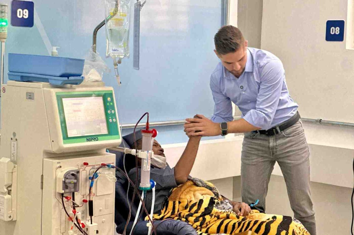 Prefeito Kauãn Berto cumprimenta paciente durante sessão de hemodiálise no novo Centro Municipal de Cajamar.