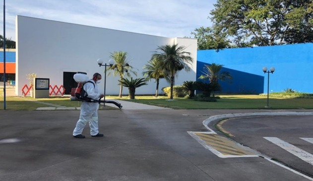 Foto de higienização em instalação de empresa