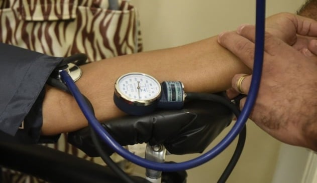 Foto de aferição de pressão em paciente