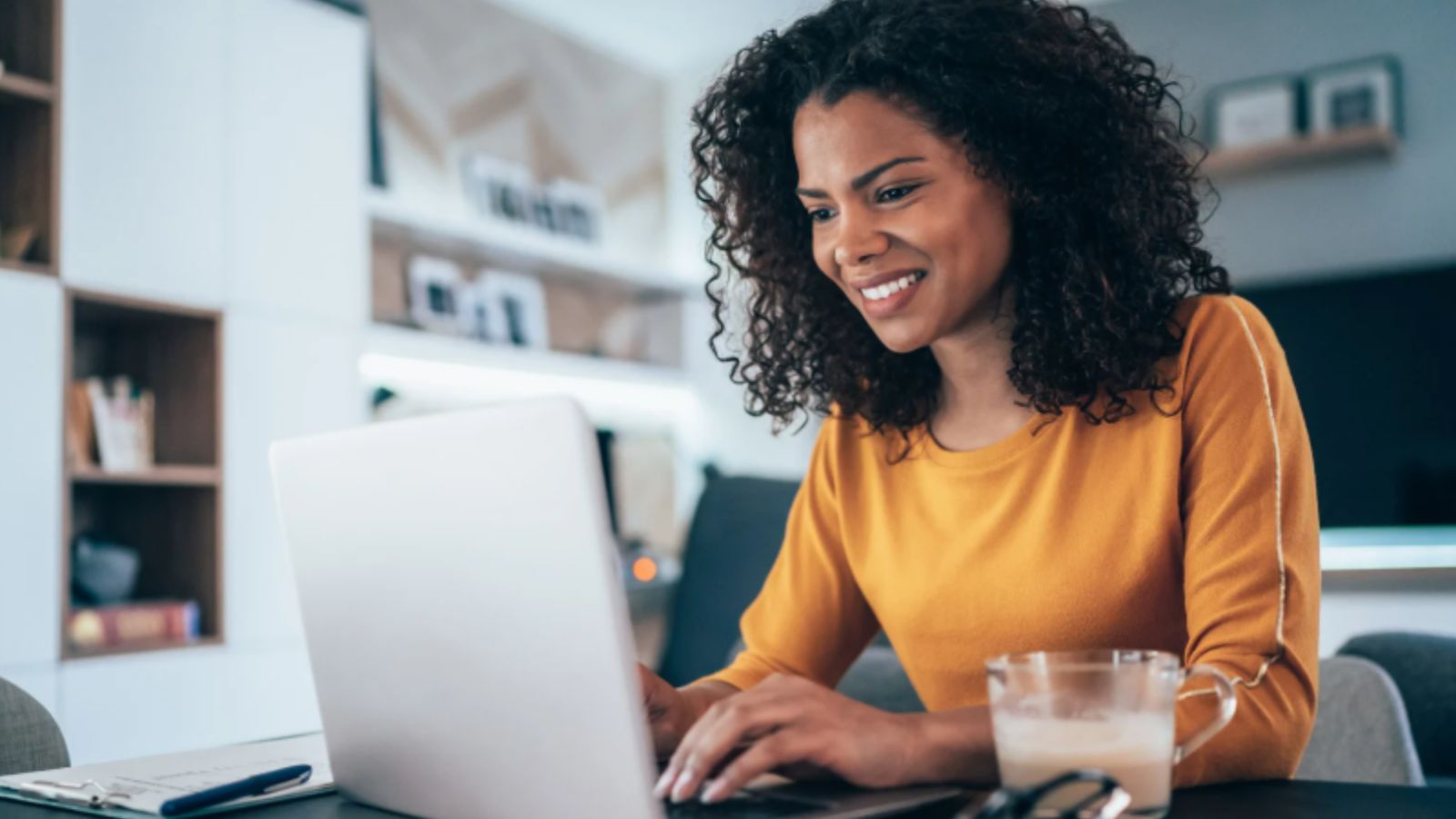 Mulher em home office.