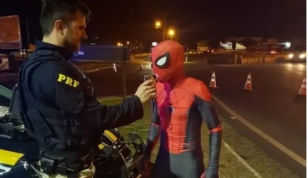 Homem-Aranha é parado por blitz para teste do bafômetro