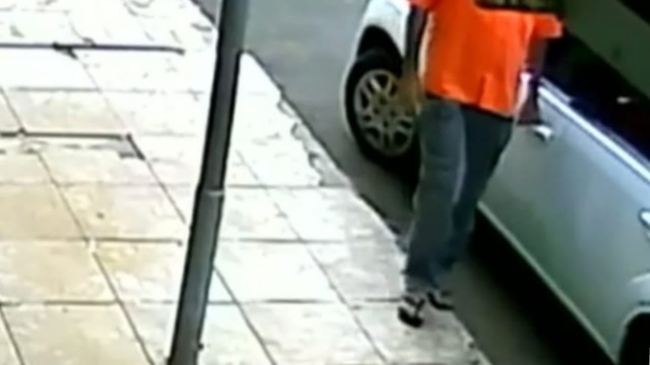 Acusado teria cuspido nas mãos e passado em maçanetas de carros estacionados