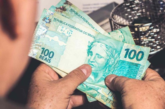 Governo prevê salário mínimo de R$ 1.502 para 2025