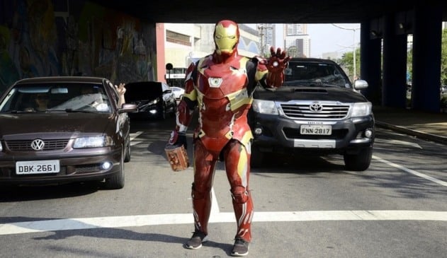 Jovem desempregado ganha a vida como “Homem de Ferro” sob o viaduto da 9 de Julho