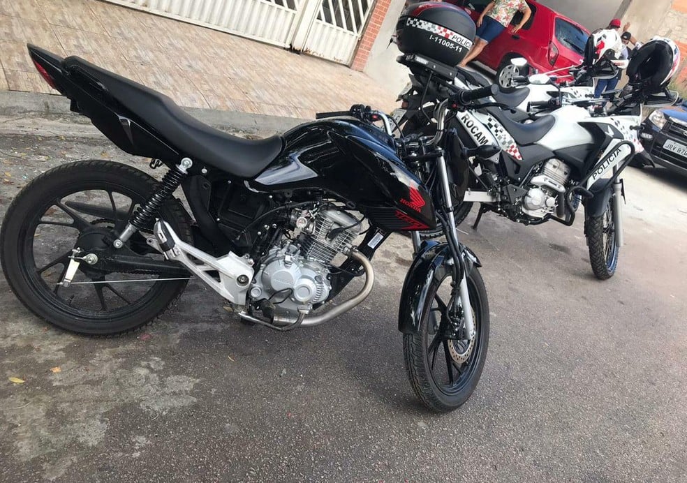 Homem foi flagrado fazendo manobras perigosas com moto em Jundiaí