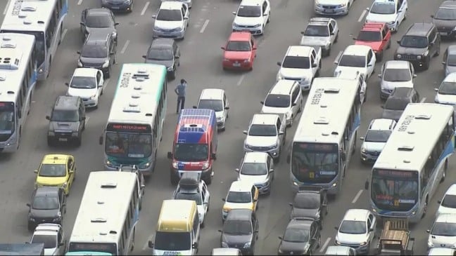 Homem passa meia hora procurando carro em congestionamento no Rio de Janeiro