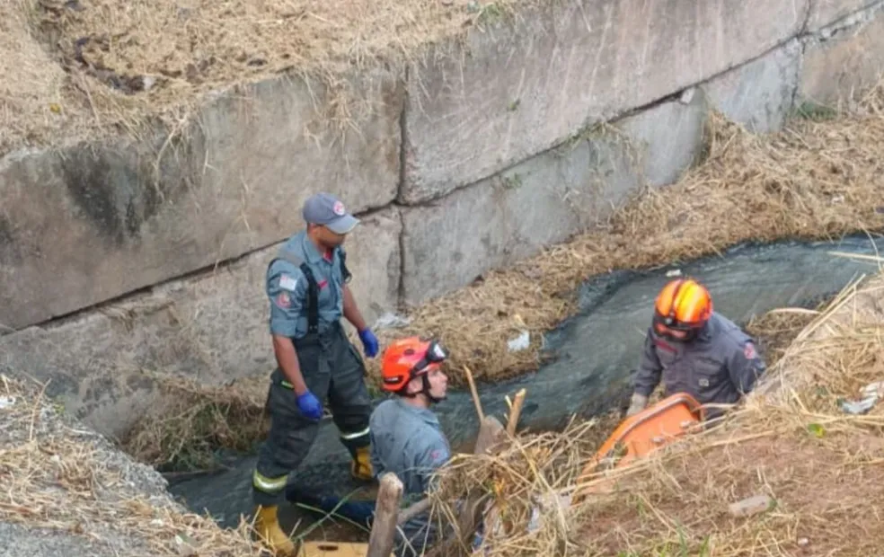 Homem é resgatado em córrego em Várzea Paulista. Foto: Reprodução
