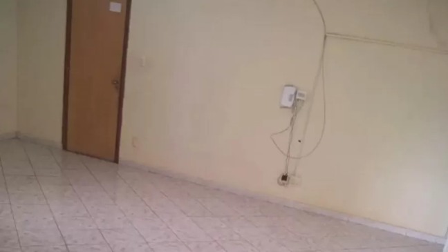 Jovem volta de viagem e encontra casa vazia