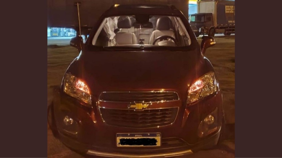 Homens são detidos em rodovia de Jundiaí após roubarem carro e baterem veículo em mureta (Foto: Polícia Militar/Divulgação)