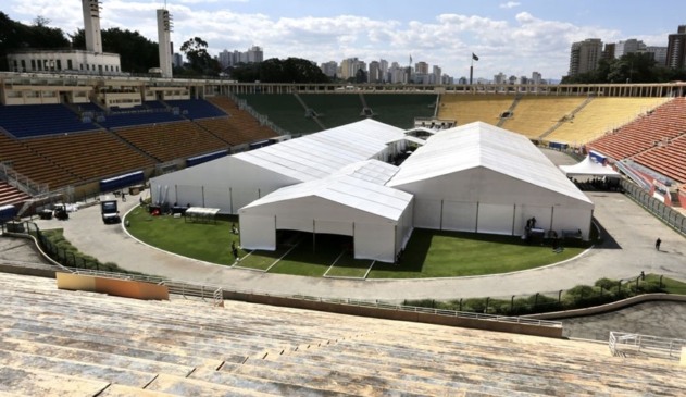 Hospital de campanha montado no estádio do Pacaembu, em São Paulo