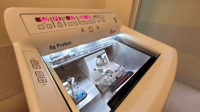 Criostato Leica Ag Protect utilizado para congelar e cortar amostras cirúrgicas para análise em laboratório do Hospital São Vicente.