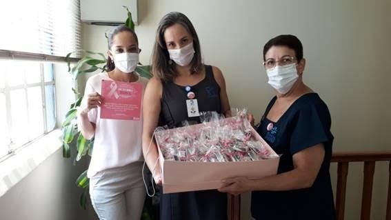 Flávia, da Mary Kay, entregou os kits para Viviane Rasera e Selma Moraes, do HSV.
