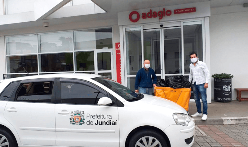 Carro da Prefeitura de Jundiaí retira tecido em hotel de Jundiaí