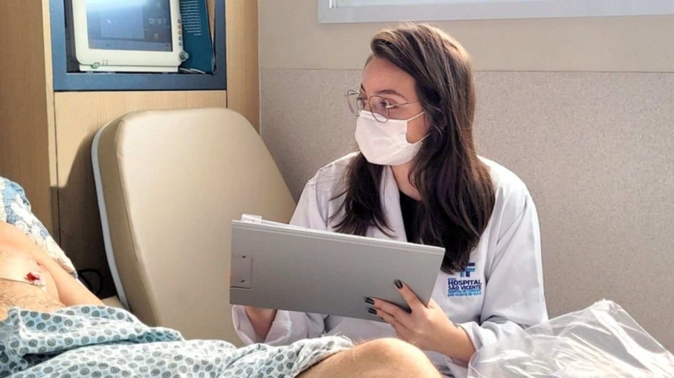 Médica realizando atendimento ao paciente do Hospital São Vicente.