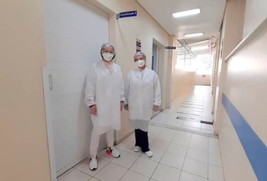 Doação de avental ao Hospital São Vicente. (Foto: Divulgação)